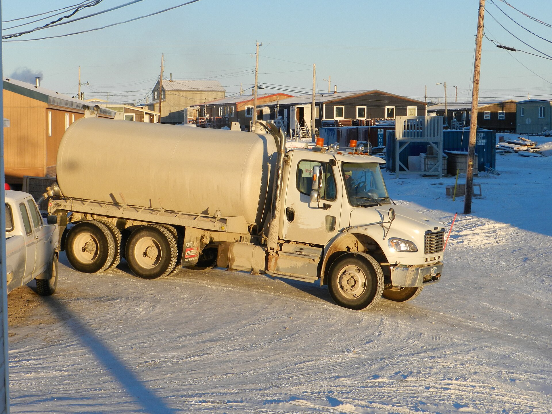 Vacuum tanker truck for cesspit emptying