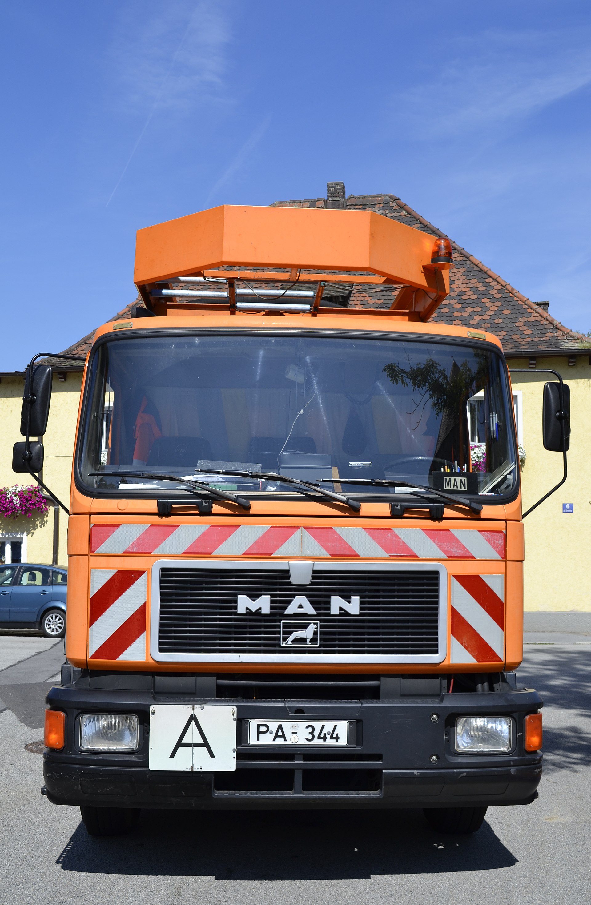 Drainage tanker truck for emergency callouts